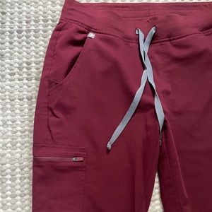 Figs Zamora jogger in burgundy (size small)